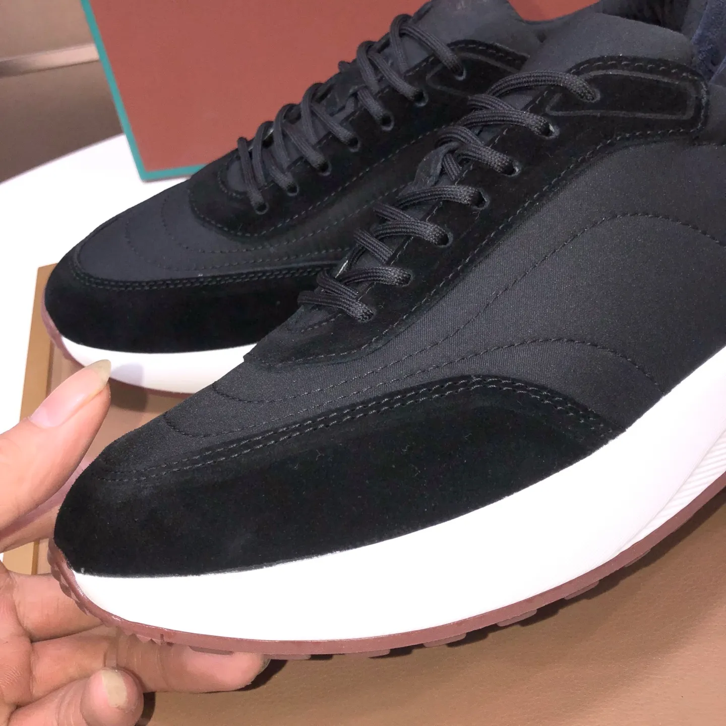 Men's shoes 💰600💰[𝐥𝐨𝐫𝐨 𝐏𝐢𝐚𝐧𝐚] lp classic loafers, an Italian treasure brand, the only brand that can match Hermès! Only after wearing it do we realize that we cannot let down our feet. The upper is imported cashmere, the lining of water-dyed cowhide ➕ the cowhide feet, the official original glass rubber outsole, and the pendant. Exclusive original packaging (tag ➕ brand paper ➕ outer box ➕ hand bag) code number: 38-45